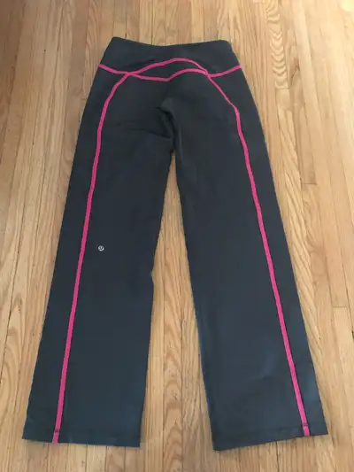 These are a great pair of used Lululemon pants with a stylish pink stripe. Perfect for workouts or c...
