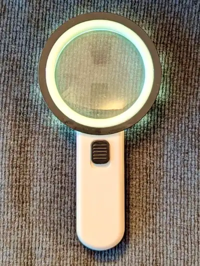 Loupe ergonomique avec lentille de 4 pouces de diamètre et lumière LED intégrée tout autour du verre...