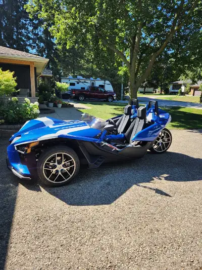 2016 Polaris Slingshot SL Excellent condition with special edition Blue and white paint... 44000 KM...