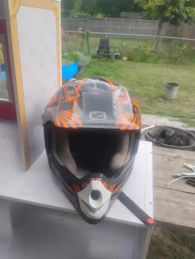 Dirt bike helmet in Motorcycle Parts & Accessories in Kitchener / Waterloo - Image 3