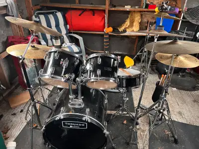 Nice set with some extras. Pearl symbol and pearl hi hats. Topper symbol and cowbells