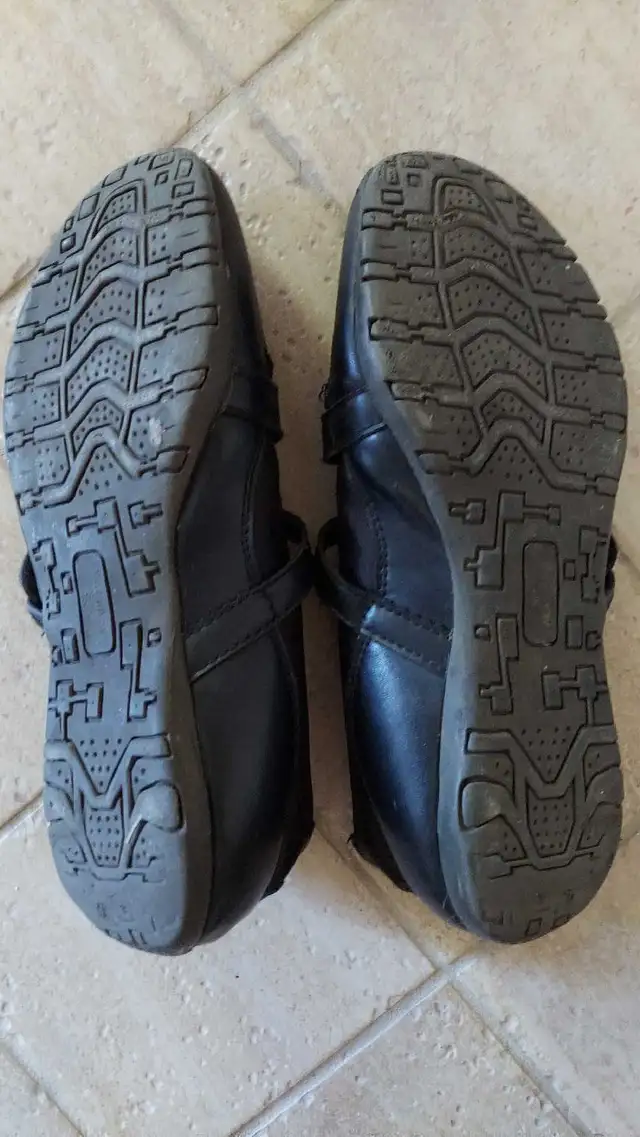 vêtements Collège Durocher in Women's - Shoes in Longueuil / South Shore - Image 3