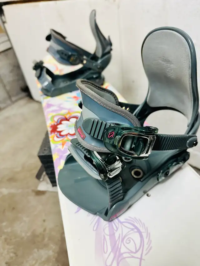 Like new Sims snowboard 125 cm with Sims bindings in Snowboard in Markham / York Region - Image 5