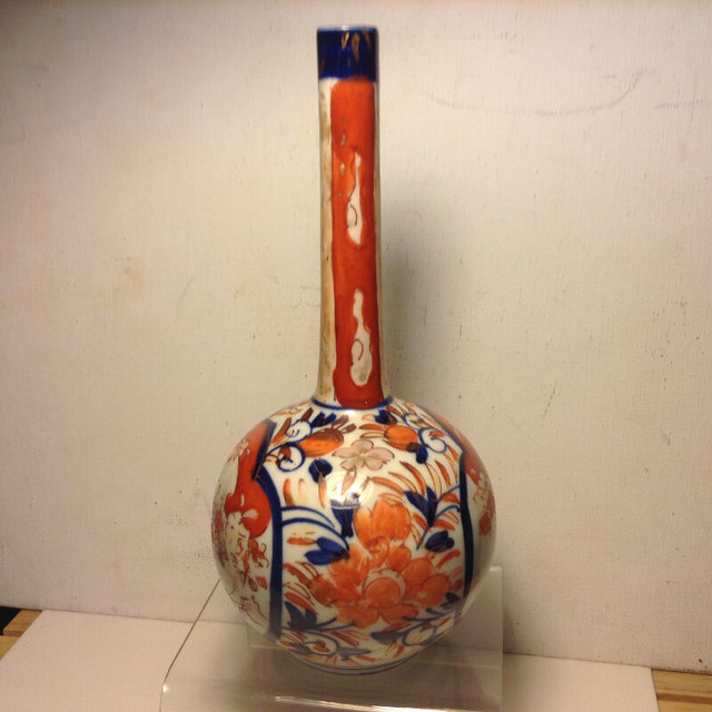 ANTIQUE 19TH CENTURY JAPANESE IMARI VASE in Arts & Collectibles in Vancouver - Image 2