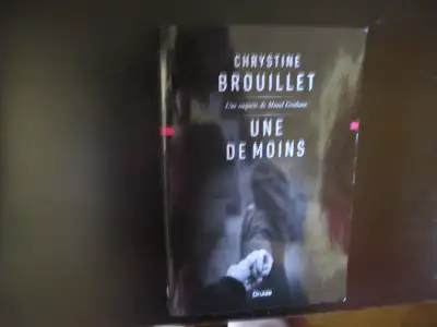 Chrystine Brouillet, une de moins, roman en excellent.condition pour $6 ouéchange,pas de livraison.