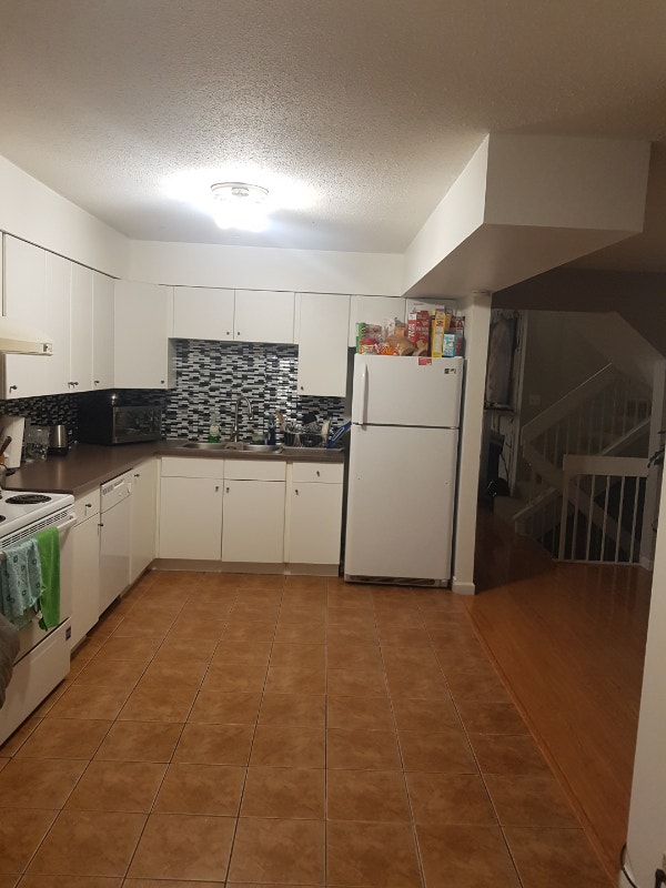 Private room for rent in Burnaby house Room Rentals & Roommates
