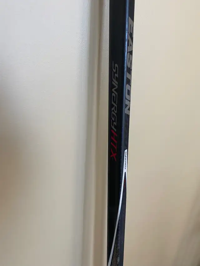 Easton hockey stick in Hockey in Winnipeg - Image 9