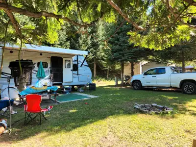 Magnifique emplacement sur un agréable camping, dans un cadre paisible avec vue sur le camping et le...