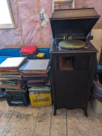 1920 record player with over 80 records o@