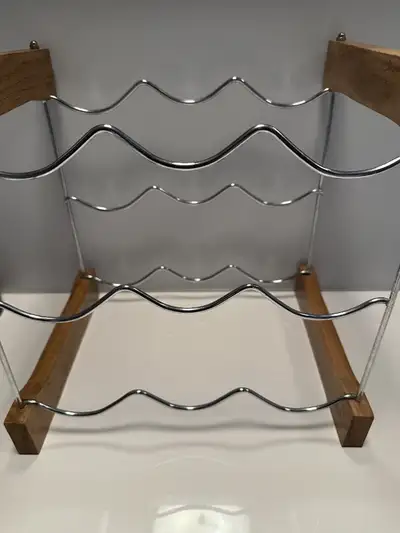 Dimensions: 12" de hauteur, 9" de longueur, 12" de largeur. Joli Rack à Bouteilles de Vin Rétro Vint...