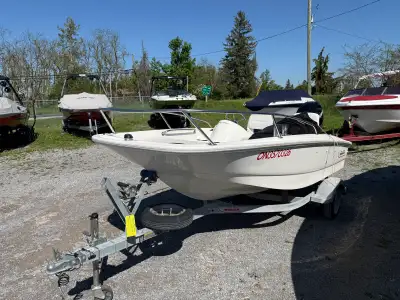2012 130 whaler. Bow rail, bow cushion, pair of flip up seats custom cover 40 hp mercury efi
