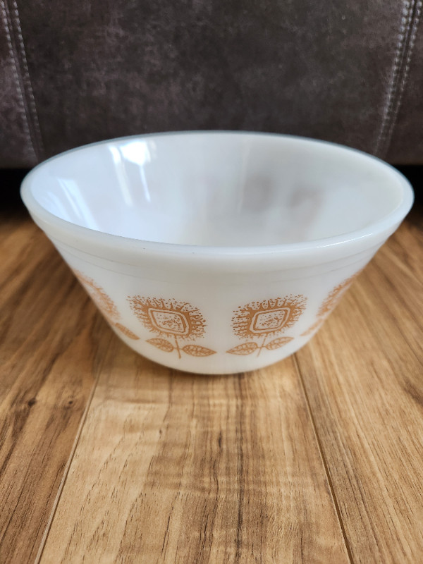Vintage FEDERAL sunflower-pattern MILK GLASS mixing bowl in Arts & Collectibles in Fredericton - Image 3