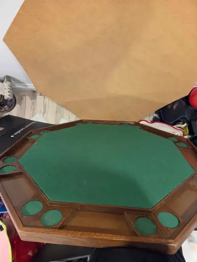 This pre-owned octagonal poker table features a classic green felt playing surface and individual dr...