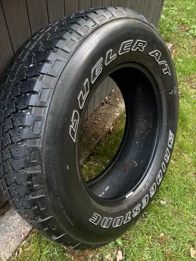 pneu Bridgestone Dueler À/T à 10/32 Gatineau en haut de la Main Si l’annonce est en ligne c’est que...