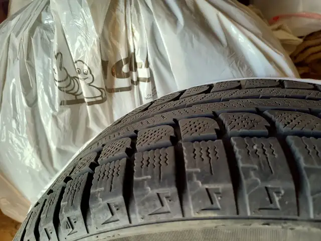 Pneu d'hiver Flat Run a vendre-Winter Flat run tires for sale in Tires & Rims in City of Montréal - Image 8