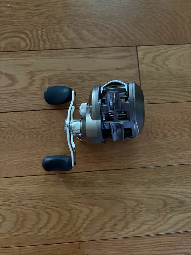 Daiwa Fishing reel in Fishing, Camping & Outdoors in Owen Sound - Image 2