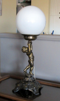 Lampe de chevet chérubin (Vintage) en métal doré, globe en verre