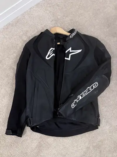 Get ready to ride with this pre-owned motorcycle street riding gear! Perfect for any motorcycle enth...