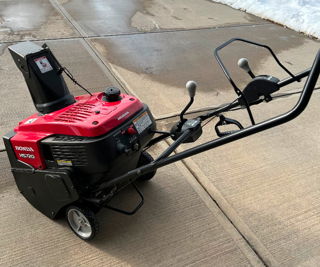 Honda HS720 Snowblower in Snowblowers in Calgary - Image 2