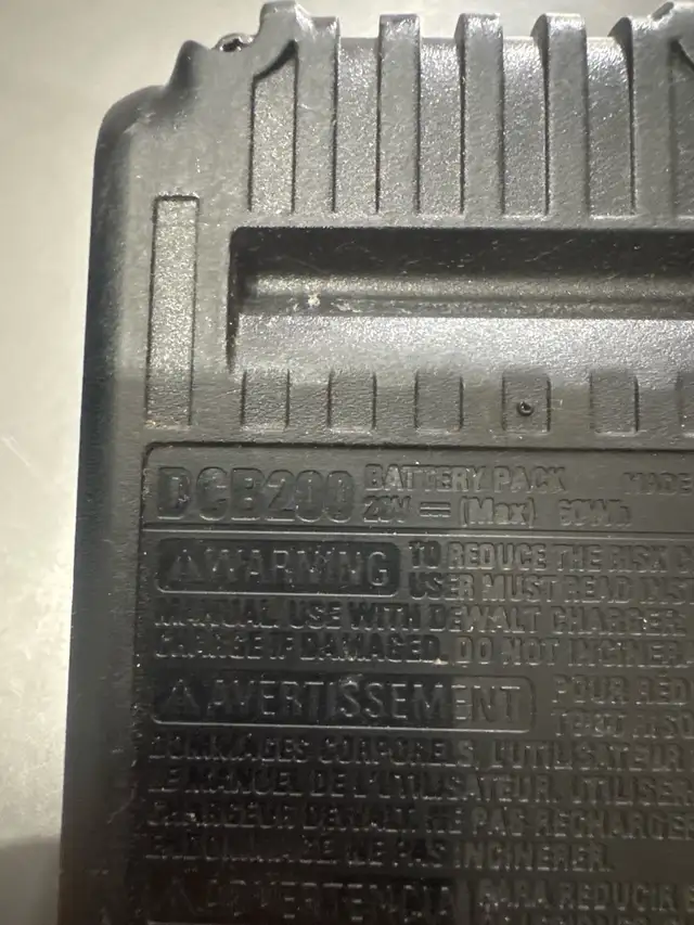 DeWalt 20V Battery in Power Tools in Calgary - Image 4