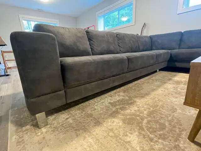 Large L-shape sectional in Couches & Futons in Bedford - Image 4