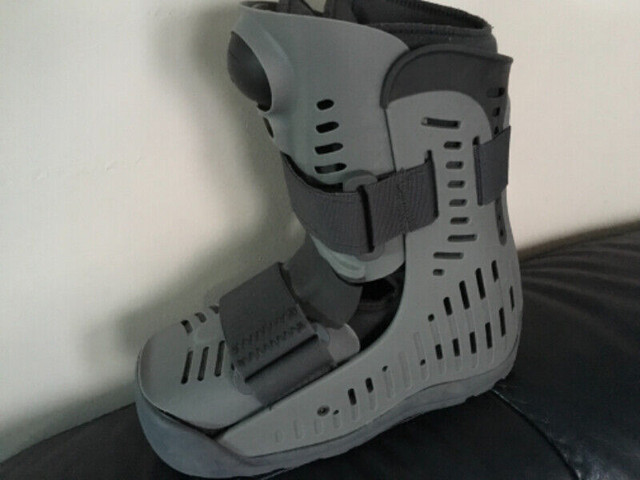 OSSUR AIR SHORT WALKING BOOT. in Health & Special Needs in Bedford - Image 2