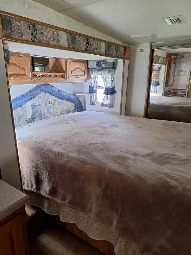 2004 NU-WA Hitch Hiker Discover America Touring Coach 35 in Travel Trailers & Campers in New Glasgow - Image 11