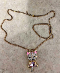 Beautiful women’s cat necklace with heart
