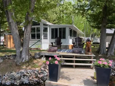 2011 Breckenridge 12’ x 40’, 2 bedroom, sunroom, private dock waterfront site. Located at Homestead...