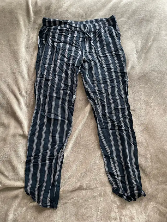 American Eagle Black Striped Pants in Women's - Bottoms in City of Toronto - Image 2