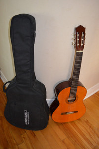 Guitare Yamaha CG 40A avec étui