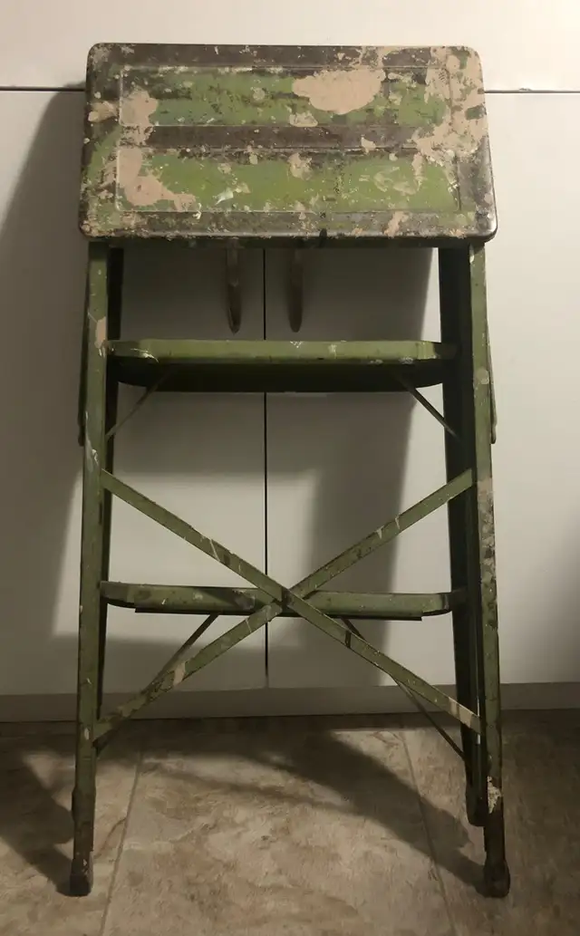Foldable metal 3-step ladder - 2FT in Ladders & Scaffolding in Saskatoon - Image 3