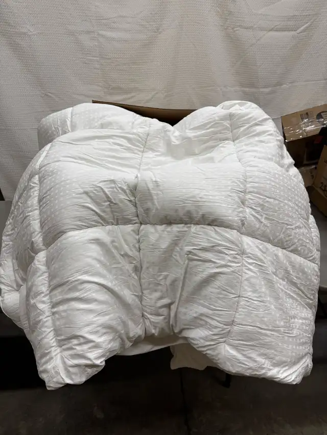 Pillow Top Mattress Cover King Size in Bedding in Hamilton - Image 5