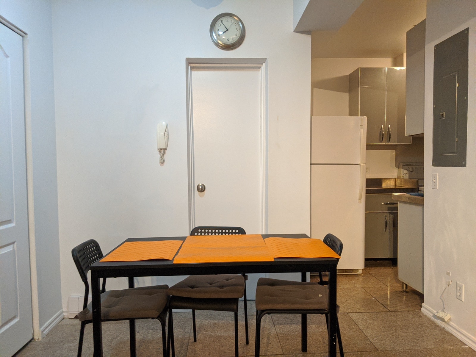 Condo two bedrooms for rent — photo 3