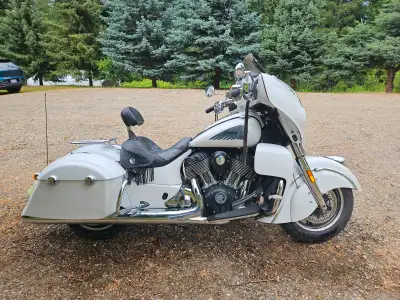 One owner, 36,000 kms. White smoke color. Thunderstroke 111 cu in engine, 1811 cc. Full lowers, heat...
