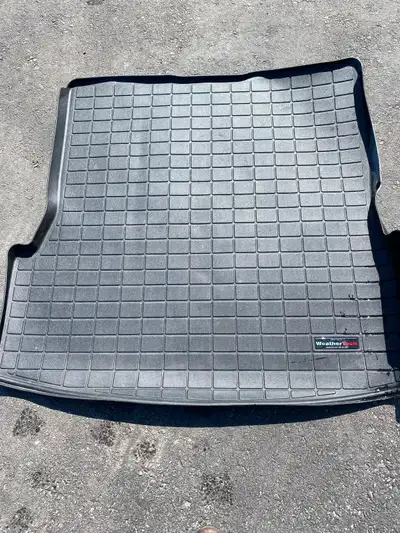 Full set of Weather Tech mats for Ford Explorer in great condition
