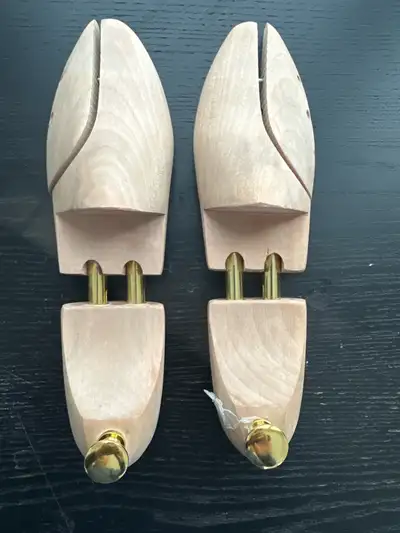 Cedar shoe trees. Two-piece design. Brass coloured hardware. Size 41-42 , 8.5 USA , marked on both .