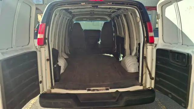 2006 Chevrolet Express Cargo Van575591366694031367