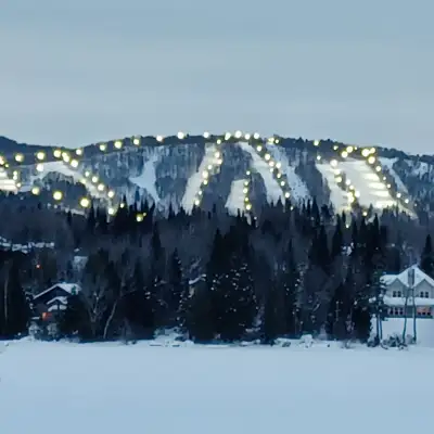 4 1/2 non meublé. Vue panoramique plein sud /est sur le lac Carré et le centre de ski Mont-Blanc (3...
