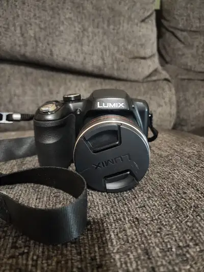 Used only a handful of times, in good shape. Easy to use, camera bag included.