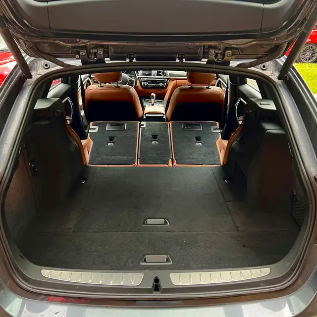 BMW 330i Wagon 2017496772172827873286