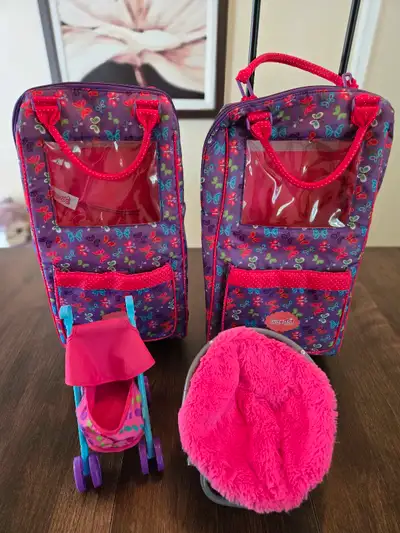 2 valises à roulettes avec poche à l'avant et poignée rétractable. 10$ chaque . Excellent état. Pous...
