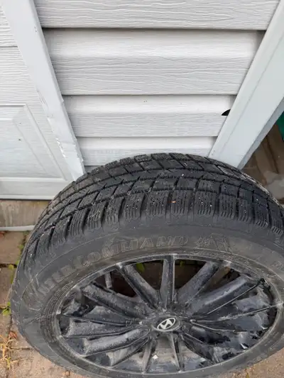 Pneus d hiver 205/55 R16 En bonne état le pneu a aucune fissure toujours entreposé il sont bon pour...