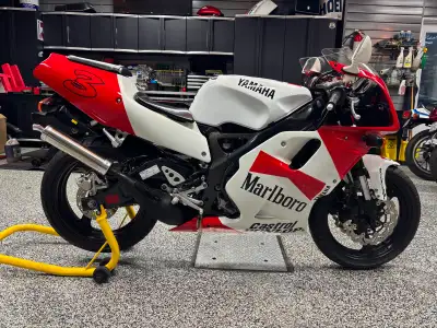 Yamaha TZR 250 3XV 1992 en excellente condition. Cette moto est une véritable pièce de collection et...