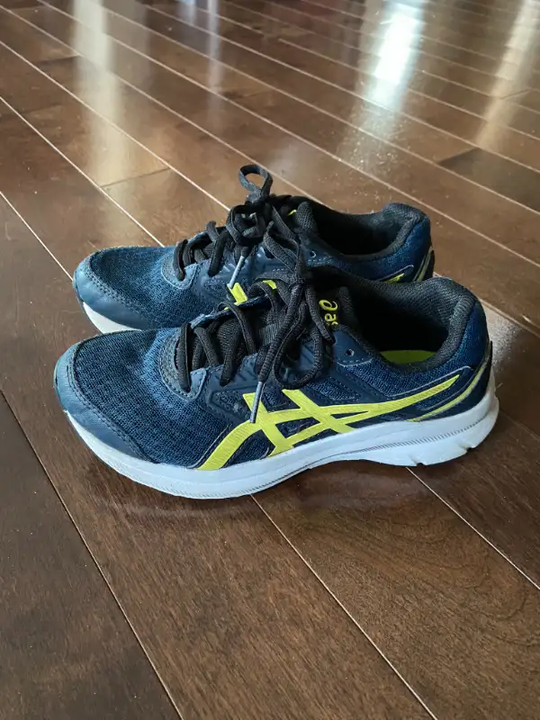 Selling Asics & Under Armour runners - Size 3.5 in Kids & Youth in St. Albert - Image 2