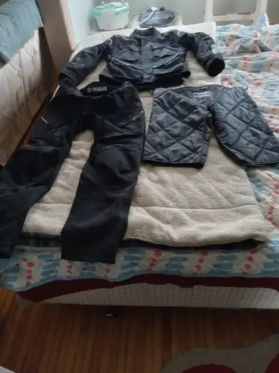 Yamaha brand padded motorcycle suit with removable insulated pant liner Great condition used very li...
