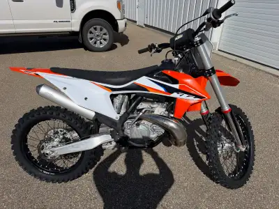 2021 250SX Excellent condition very low hours 35.5 all original stock $7700.00 obo Also 2021 450 scf...