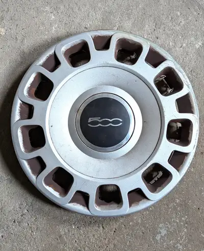 Cap de roue original pour Fiat 500 (x1) Grandeur 15 pouces. Très bon état.