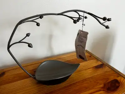 Organize your accessories in style with this elegant Umbra Orchid Jewellery Tree, which is in brand-...