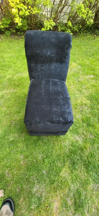Petit fauteuil velours noir comme neuf 18po x30po